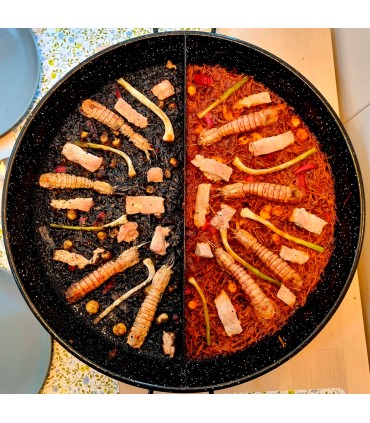 Paella multigusto de marisco y arroz negro