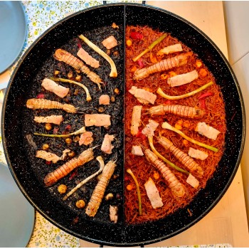 Paella multigusto de marisco y arroz negro