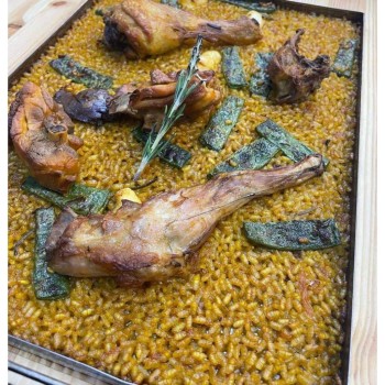 Paellera Rectangular con paella cocinada
