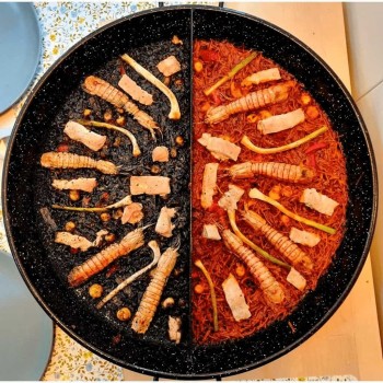 Paella multigusto de marisco y arroz negro