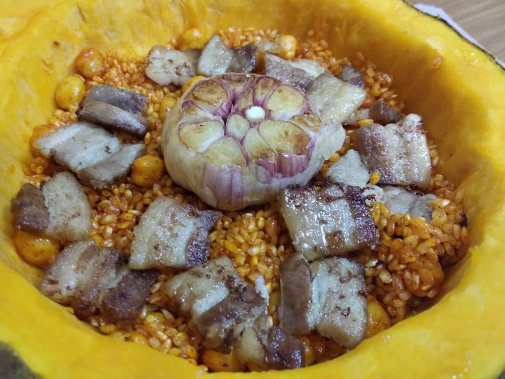 7.- Juntamos todos los ingredientes dentro de la calabaza