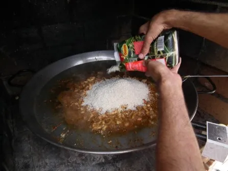 7.- Sofriendo el arroz con el pescado