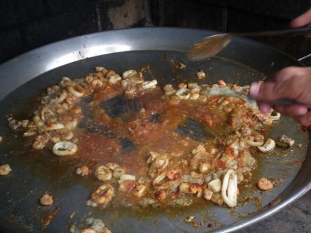 6.- Friendo pimentón, tomate y la cebolla con el pescado