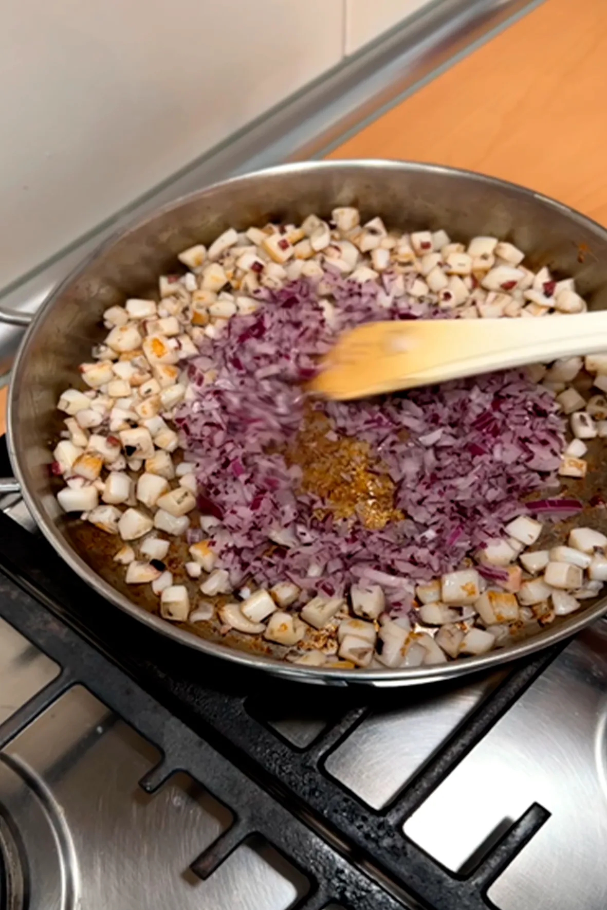 4.- Añadir la cebolla morada 4.- Añadir la cebolla morada