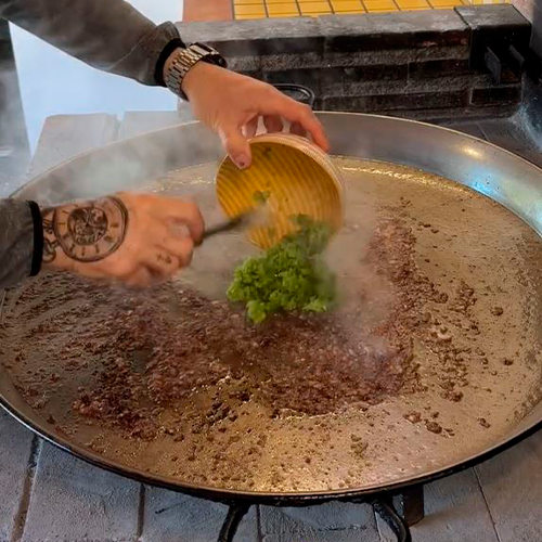 5.- Sofreimos el tomate con pimentón 