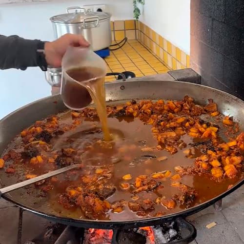 5.- Sofreimos el tomate con pimentón 