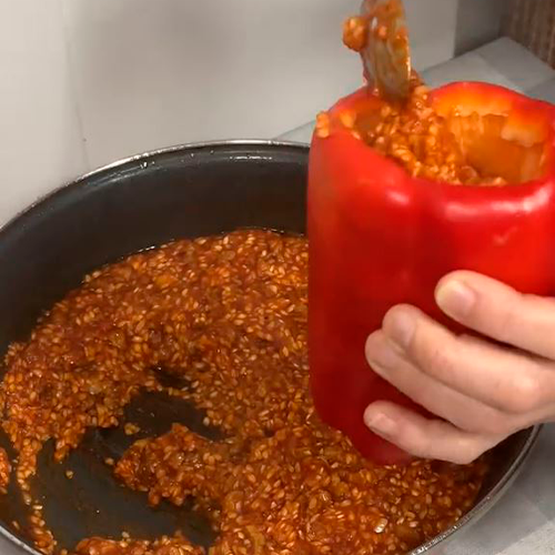 5.- Sofreimos el tomate con pimentón 