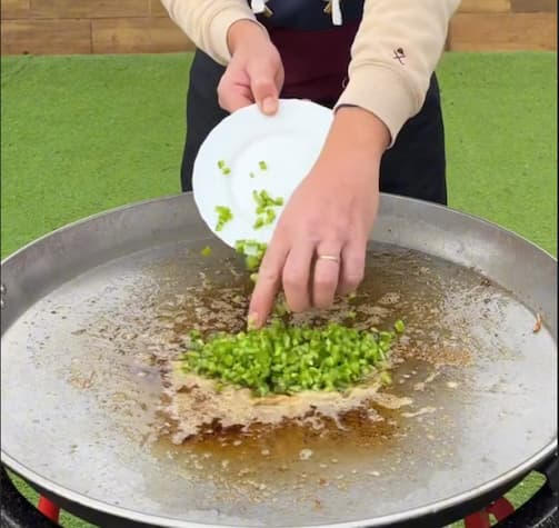 2.- Corta el pulpo y sofrielo