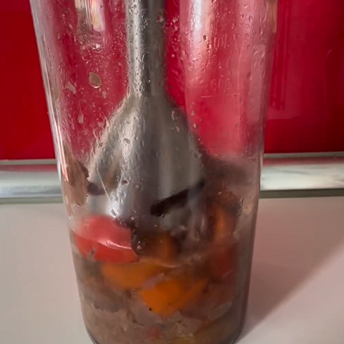 2.- Corta y tritura los tomates