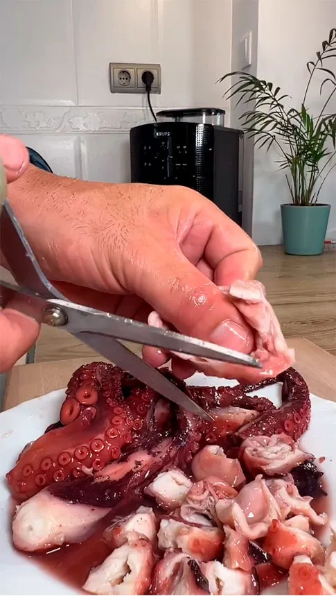 2.- Corta el pulpo y sofrielo