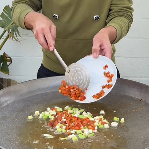 5.- Ralla los tomates