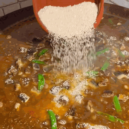 Añade el arroz y deja cocer