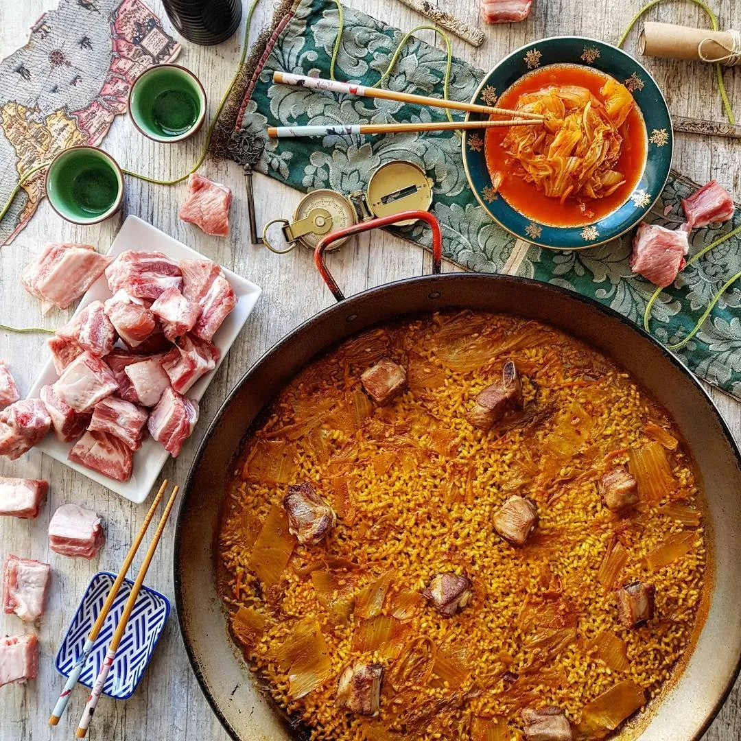 Arroz de kimchi con costillas de cerdo