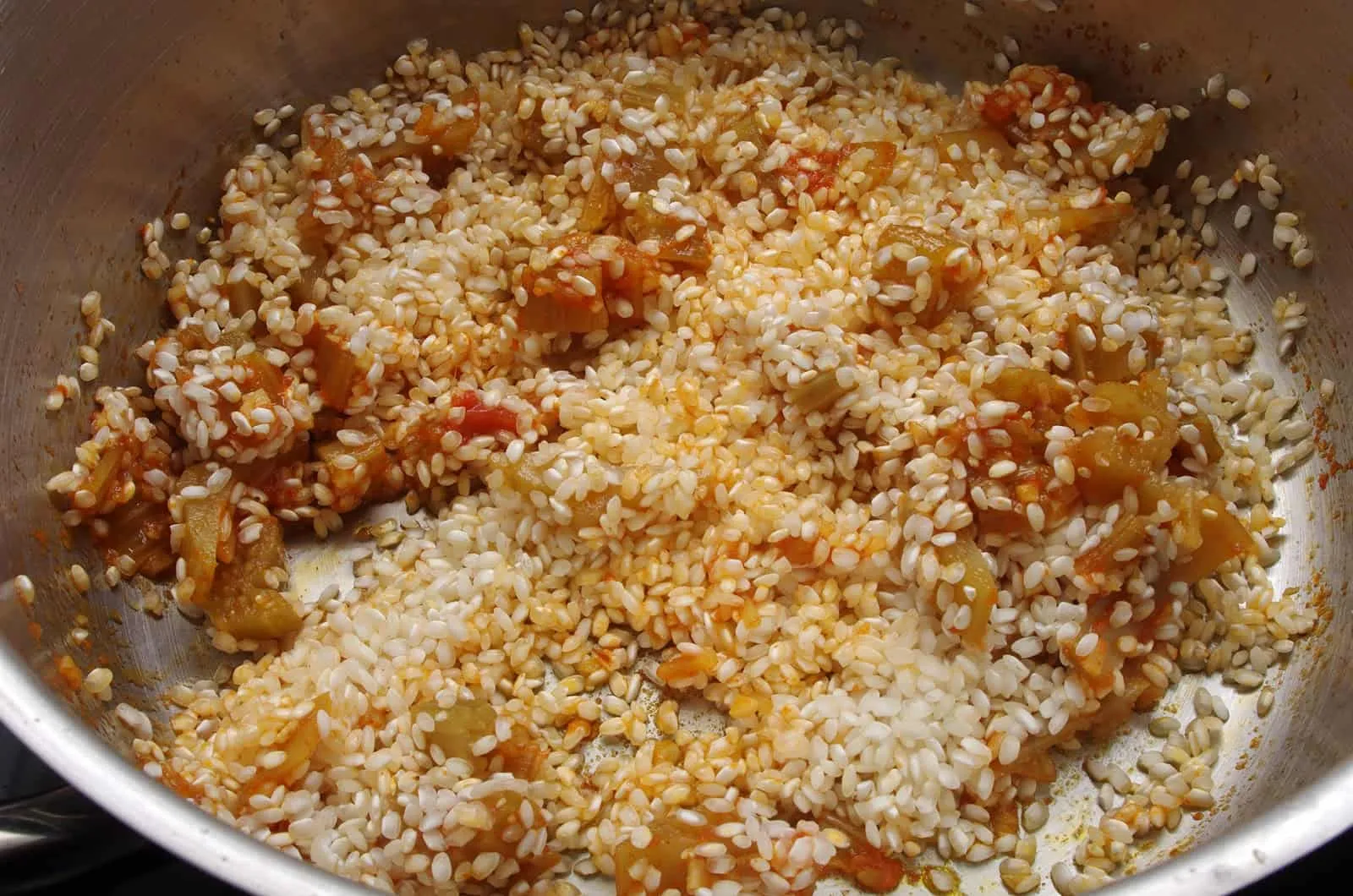 7.- Sofrie el ajo, pimentón y tomate