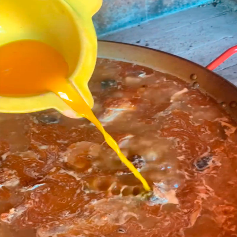 8.- Añadir la infusión de azafrán