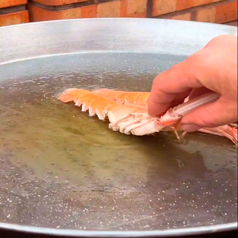 1.- Sofreír las cigalas y gambas 1.- Sofreír las cigalas y gambas