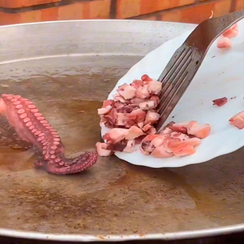 3.- Sofreír el pulpo 3.- Sofreír el pulpo