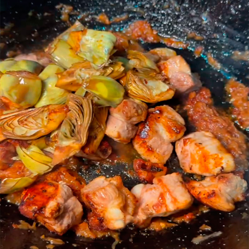  5.- Añadir costillas y alcachofas