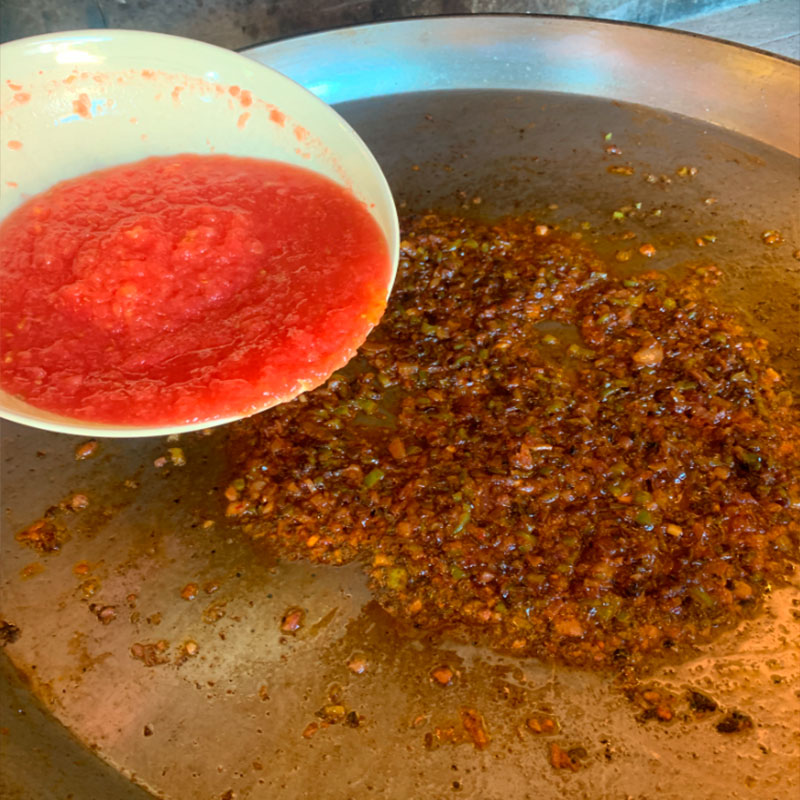 5.- Sofreimos el tomate con pimentón 