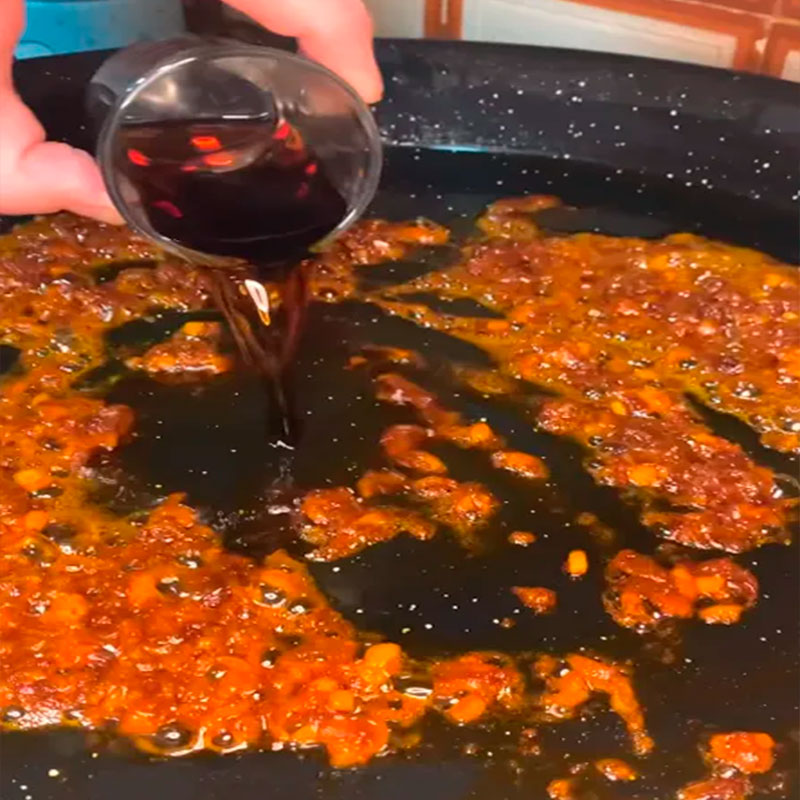 4- Tostar pimentón de la Vera y evaporar Vermouth Rojo 