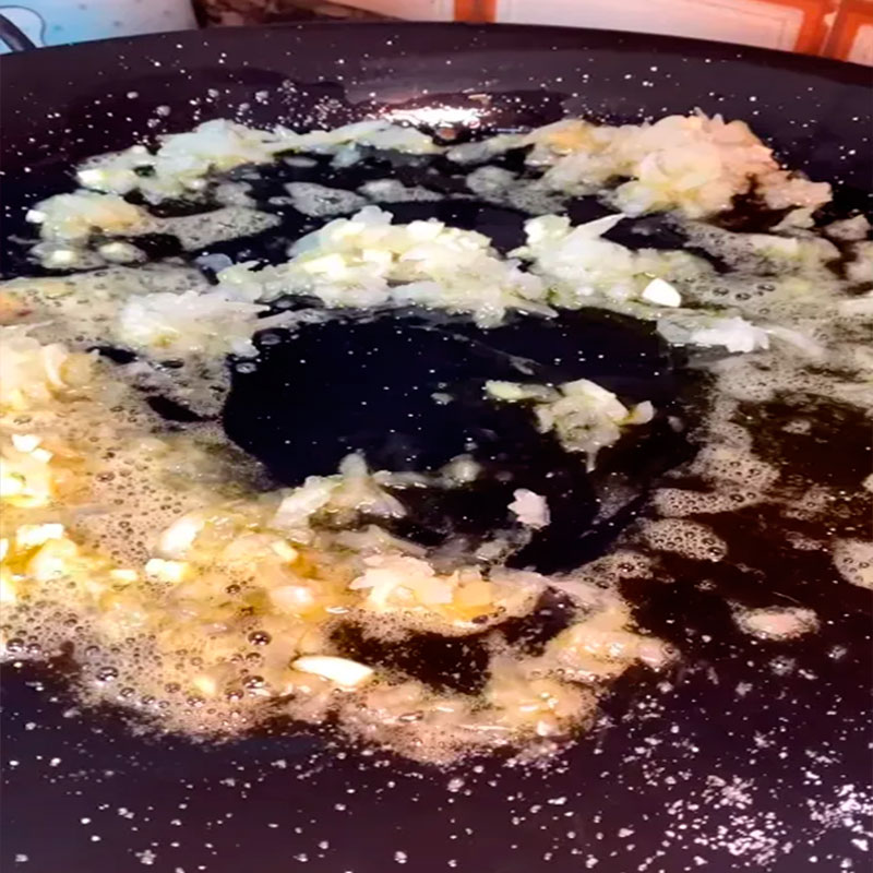 2- Sofreír cebolla y ajo