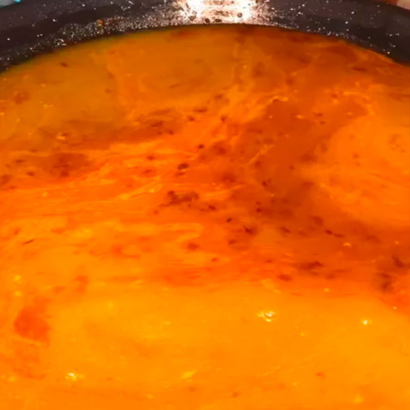  5- Añadir caldo e infusión de azafrán