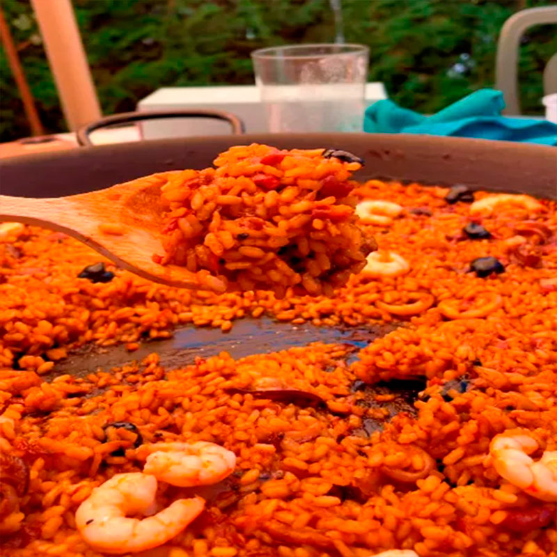 Presentación paella de chipirones y gambas