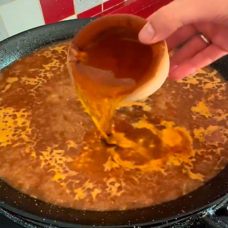 5.- Añade el caldo y la infusión de azafrán y cocinamos el arroz