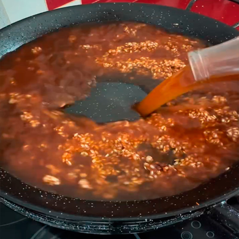 4.- Añade el arroz y nacaramos
