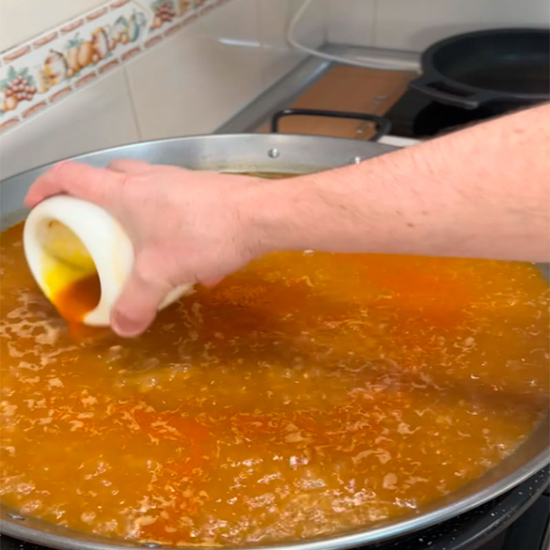 16.- Añadir la infusión de azafrán 16.- Añadir la infusión de azafrán