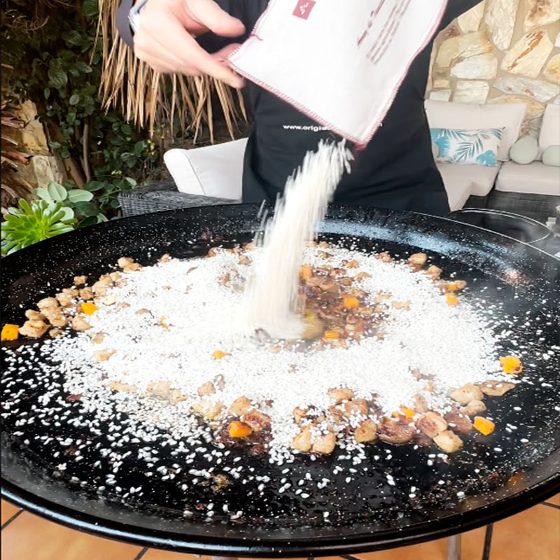 10.- Mezclar todo y nacarar el arroz