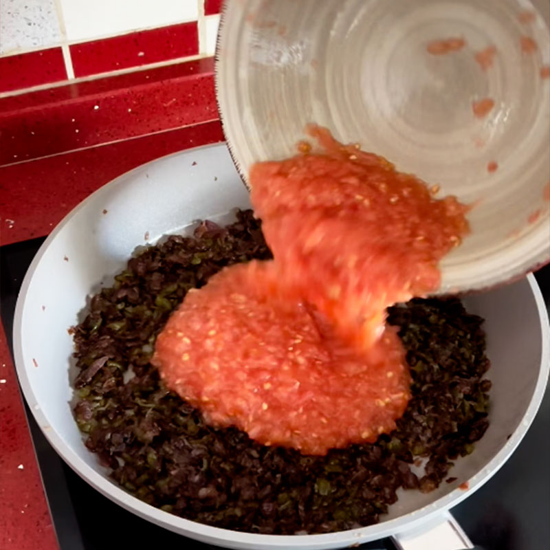 2.- Corta y tritura los tomates