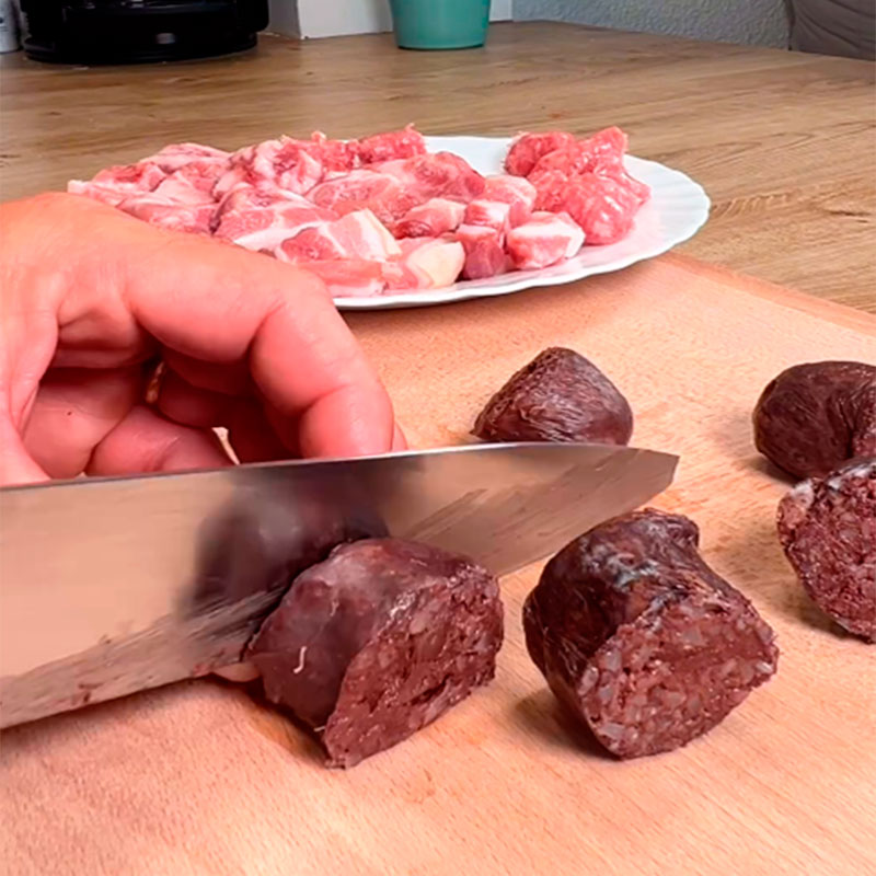 3.- Picar la morcilla