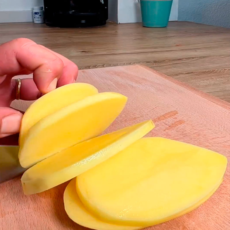 1.- Cortar y sofreír las patatas 