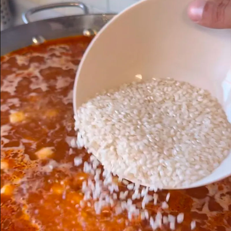 9.- Añade el arroz y dejalo cocer
