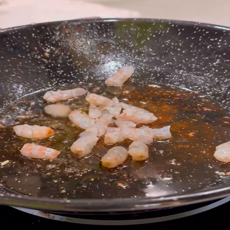 3.- Dorar la carne de las gambas
