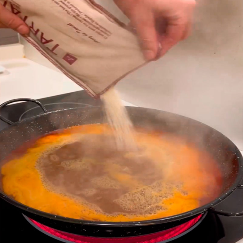 7.- Añadimos el arroz, el rape, las gambas y dejamos cocer.