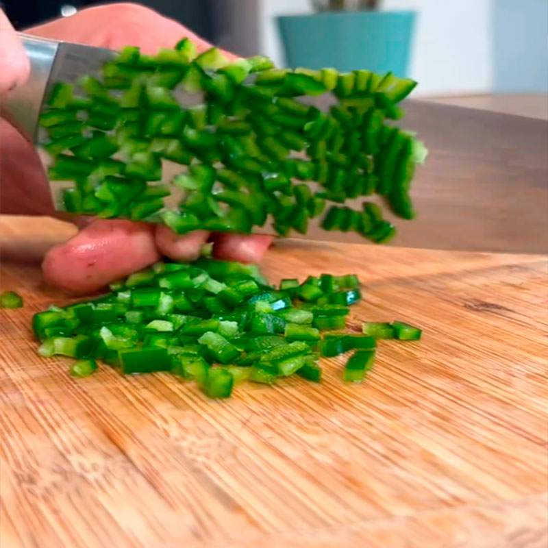2.- Picar cebolla y pimiento
