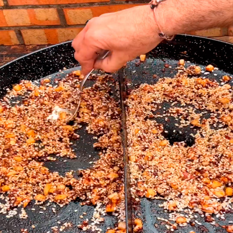 7.- Añadir el arroz y nacarar