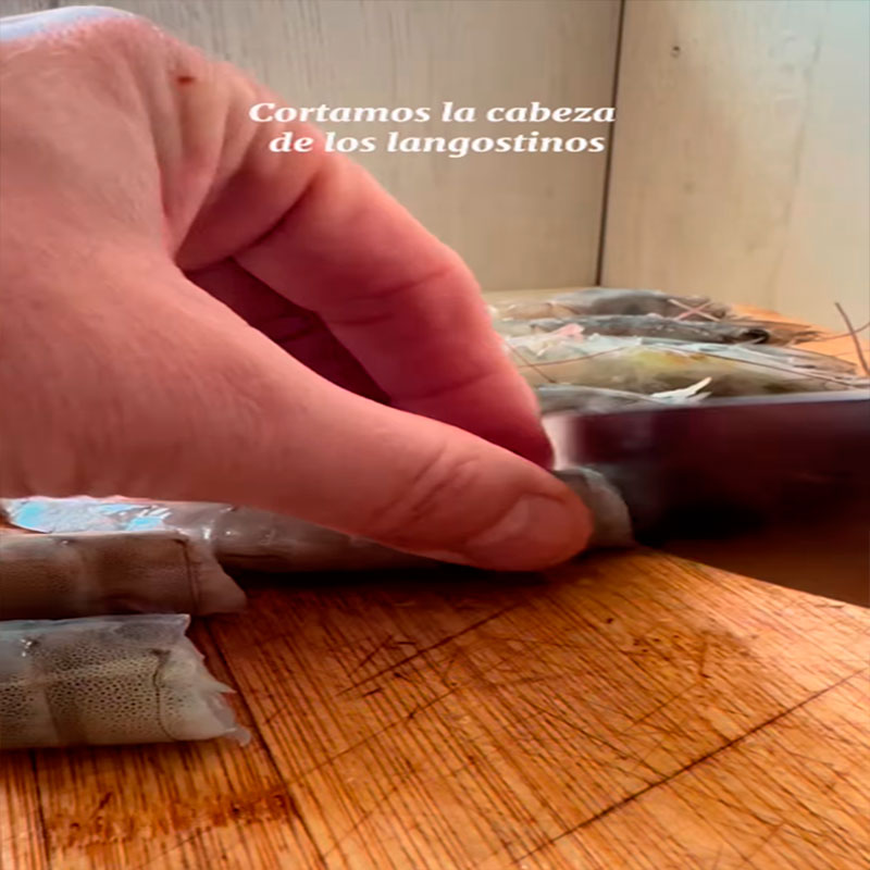 2.- Cortar la cabeza de los langostinos