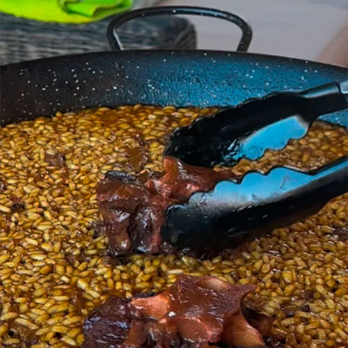 Arroz de capa fina con rabo de toro guisado