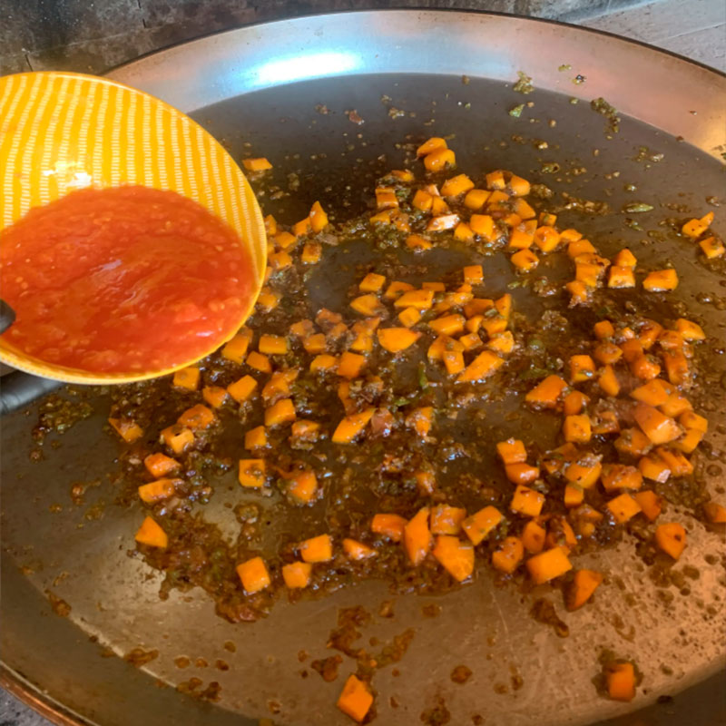 7.- Añadimos tomate y pimentón