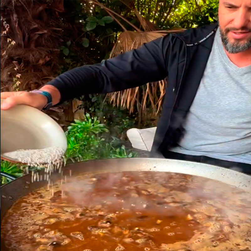 8.- Añadimos el arroz y cocemos