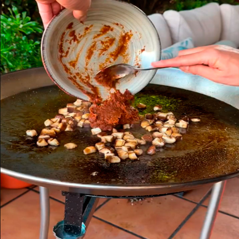4.- Salteamos setas con el sofrito