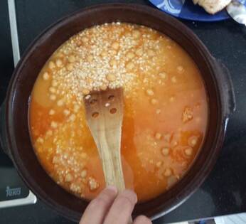 5.- Añadir caldo y garbanzos