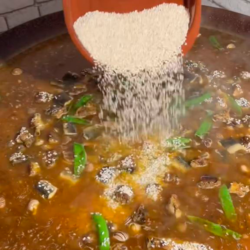 Añade el arroz y deja cocer Añade el arroz y deja cocer