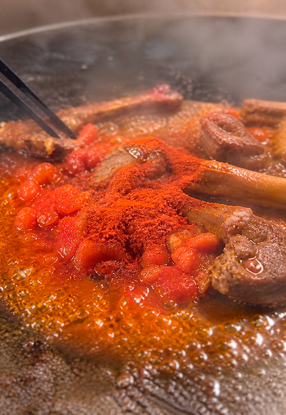 2.- Corta el pulpo y sofrielo 2.- Corta el pulpo y sofrielo