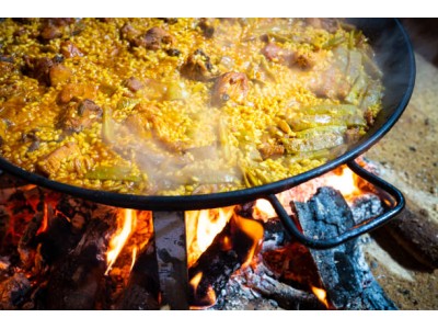 ¿Se tapa la paella al cocinar?