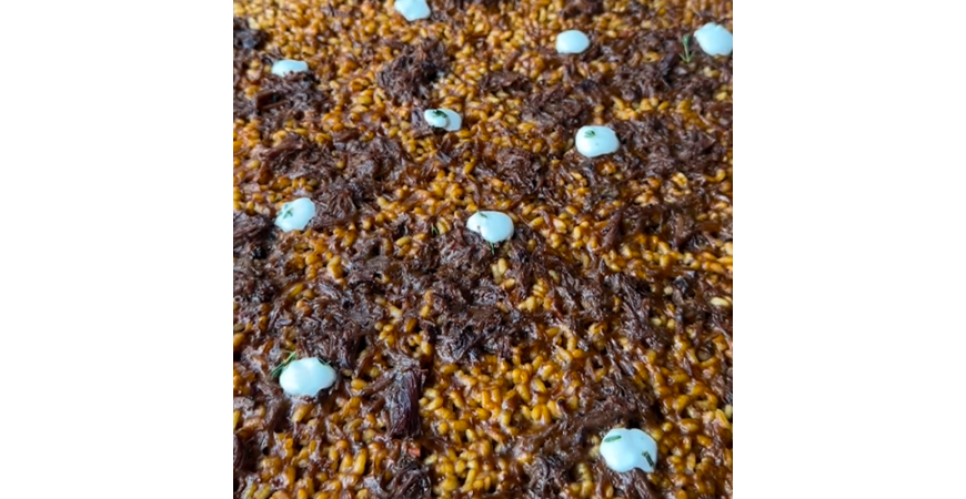 Receta de @fanaticook: Arroz de capa fina con carrilleras ibéricas y crema de queso curado