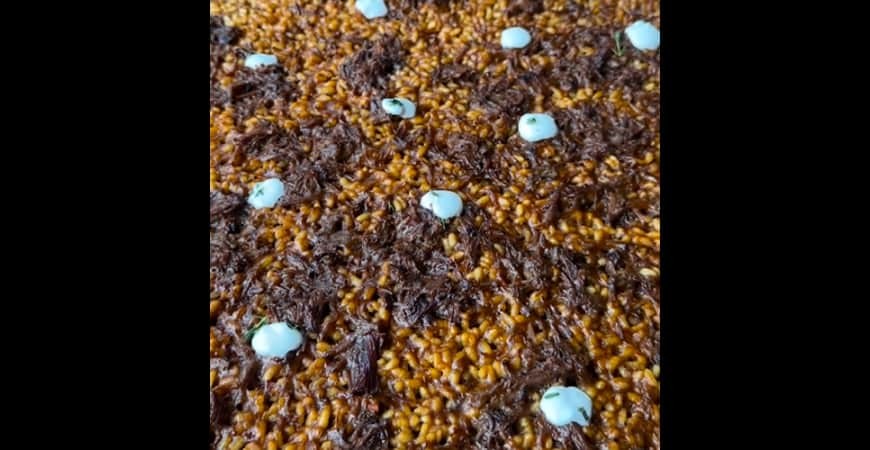 Receta de @fanaticook: Arroz de capa fina con carrilleras ibéricas y crema de queso curado